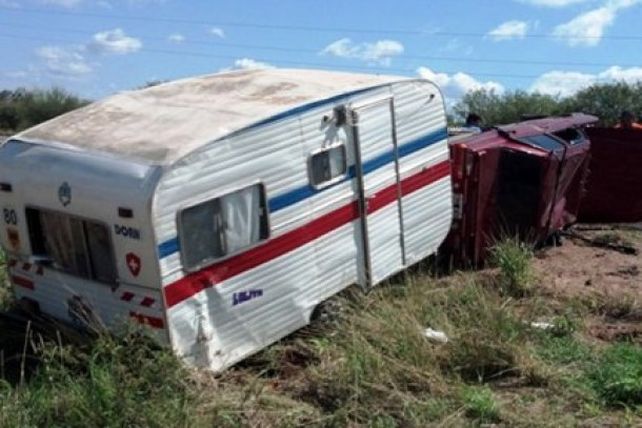 Un entrerriano murió al volcar su auto con una casilla rodante en Córdoba