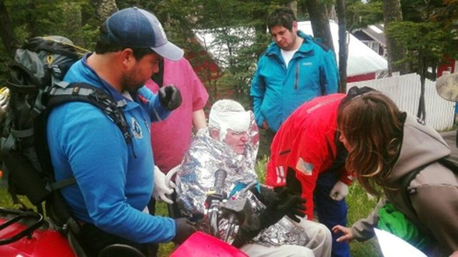 final feliz. Uno de los turistas europeos accidentados llega a Ushuaia.