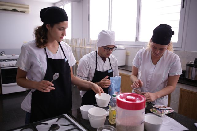 Estudiantes de Nutrición enseñan a preparar pan integral y mayonesa de zanahoria