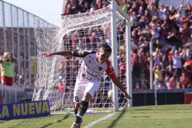 Carabajal festeja el segundo gol de Patronato.&nbsp;