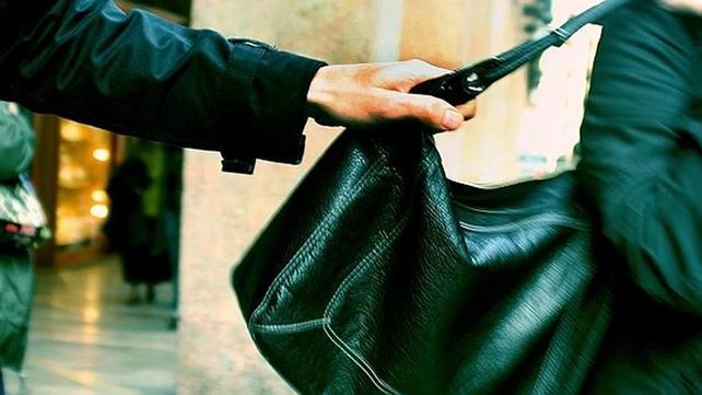 Le robaron la cartera en donde tenía el certificado de discapacidad de su hija