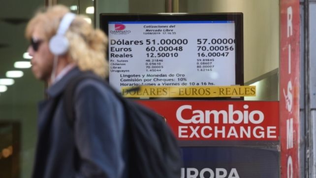Devaluación. El dólar llegó a $ 57 en la city rosarina. El mercado tardó en arrancar