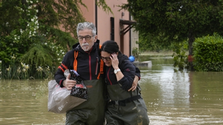 Un matrimonio recorre una zona inundada en Lugo, una de las ciudades más golpeadas.&nbsp;