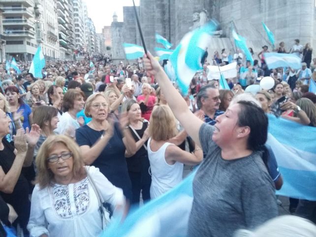 Miles de rosarinos se manifestaron en el Monumento en apoyo al gobierno de Macri.