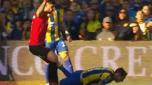 Ever Banega le comete infracción a su excompañero de selección Ángel Di María. Después se la devolvió.