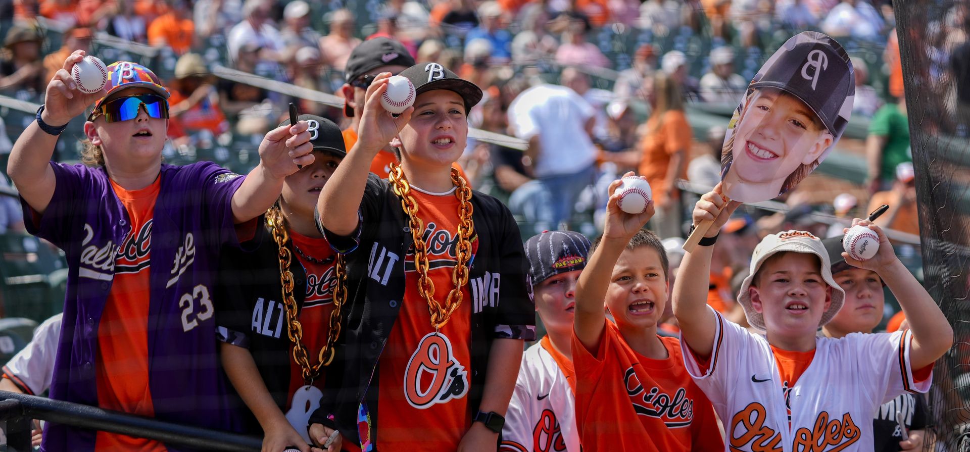 Jóvenes aficionados piden autógrafos antes de un partido de béisbol entre los Orioles de Baltimore y los Gigantes de San Francisco, el jueves 19 de septiembre de 2024, en Baltimore. (Foto AP/Stephanie Scarbrough) Jóvenes aficionados piden autógrafos antes de un partido de béisbol entre los Orioles de Baltimore y los Gigantes de San Francisco, el jueves 19 de septiembre de 2024, en Baltimore. (Foto AP/Stephanie Scarbrough)