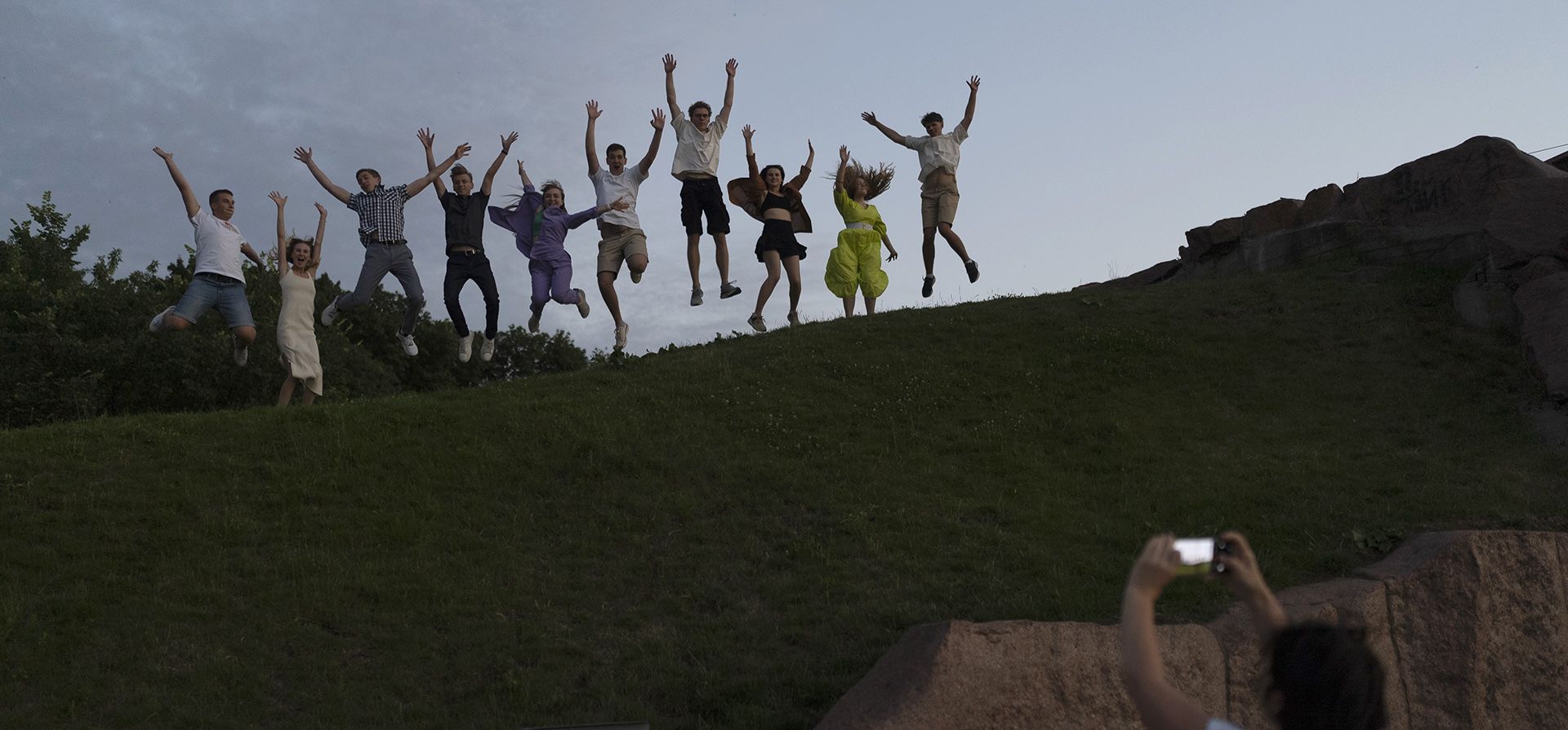 Un grupo de recién graduados de secundaria saltan mientras posan para fotografías para celebrar su graduación en Kiev, Ucrania. (Foto AP/Jae C. Hong) Un grupo de recién graduados de secundaria saltan mientras posan para fotografías para celebrar su graduación en Kiev, Ucrania. (Foto AP/Jae C. Hong)