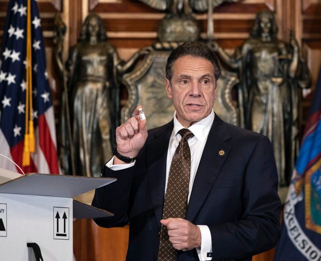 MANDATARIO. El gobernador Andrew Cuomo hablando de la vacuna.