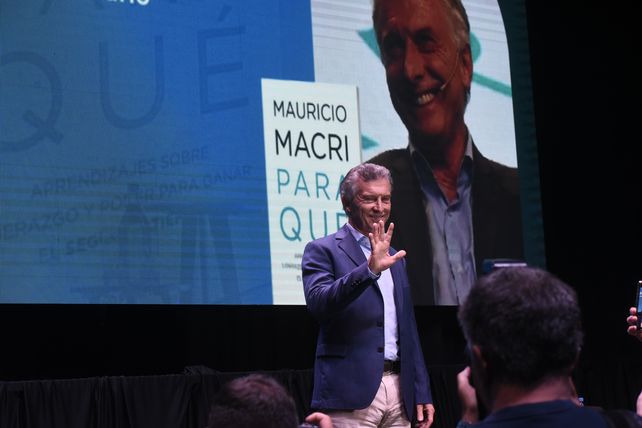 Mauricio Macri presentó su libro Para qué en el salón Metropolitano. El ex presidente llegó temprano a Rosario y desplegó una intensa agenda política.