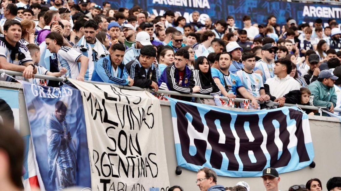 Los hinchas argentinos llegan al estadio Monumental para despedir a Messi.