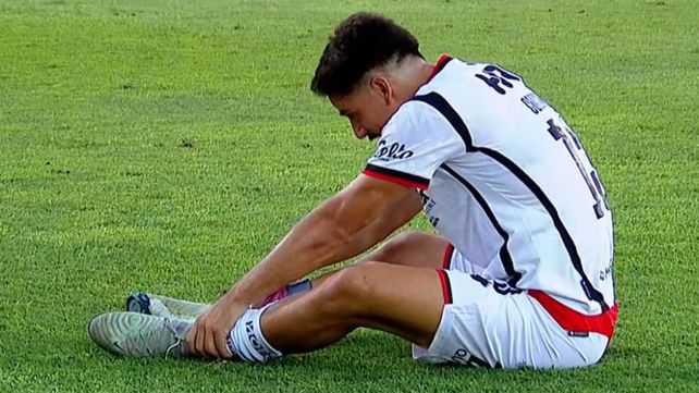 Matias Cóccaro se tiró al piso y debió ser sustituido. Fue minutos antes del gol de Deportivo Riestra