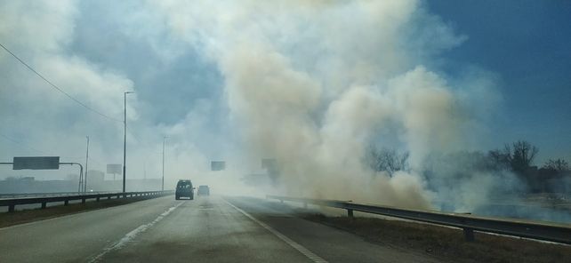 El humo de las llamas se propagó sobre ambas manos de la autopista a Buenos Aires.
