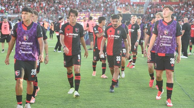 Una postal repetida. Los jugadores dejan el campo de juego con amargura tras no poder sumar puntos