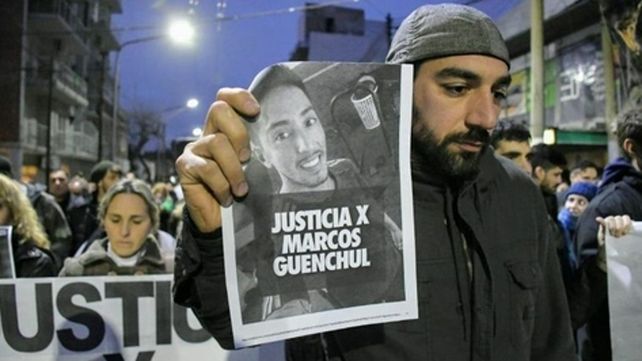 marcha. La familia de Marcos Guenchul hizo varios reclamos de justicia.