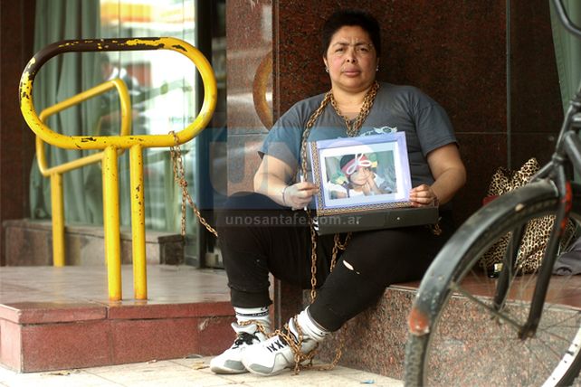 Una mujer se encadenó frente a Iapos pidiendo por la atención de su hija