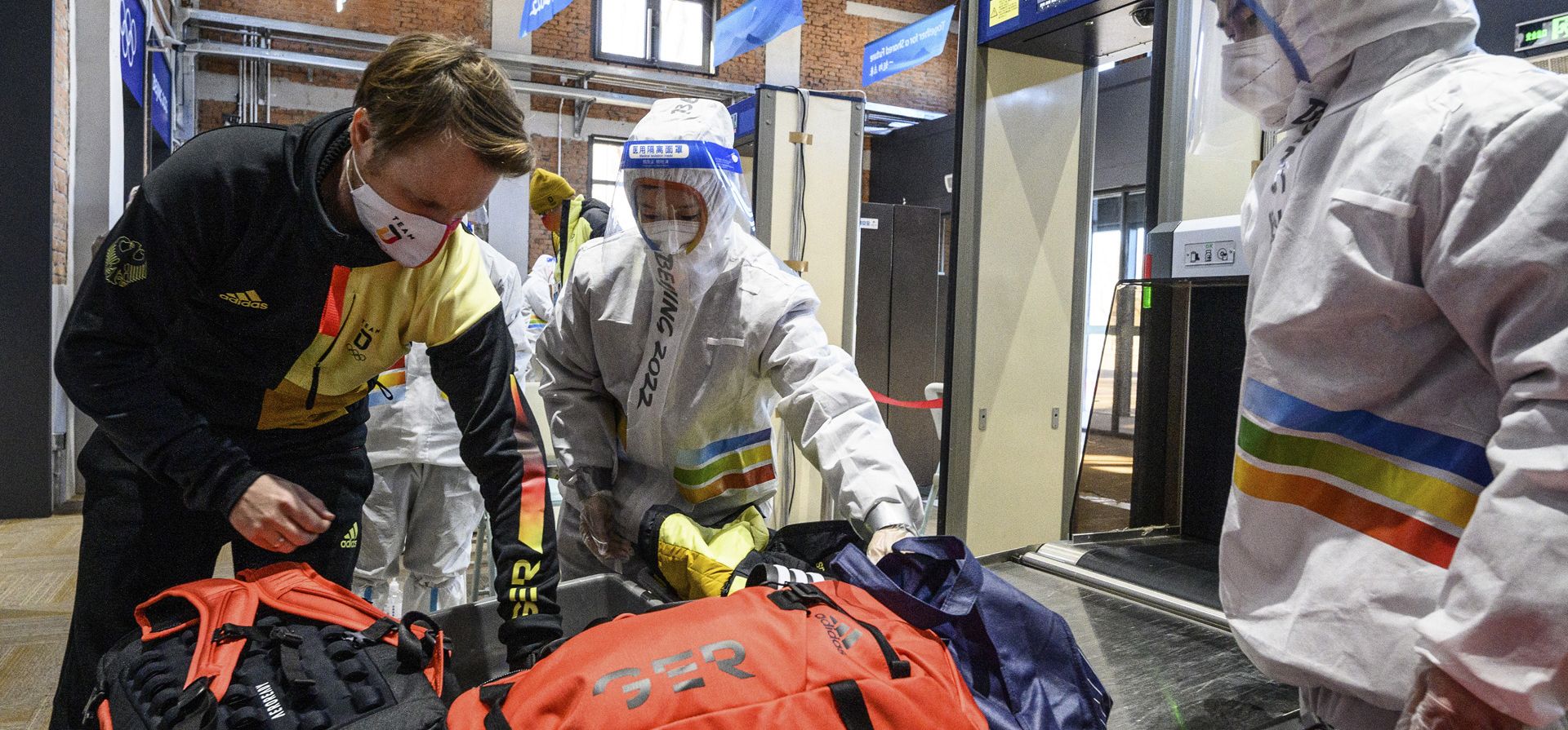Un miembro del equipo de Alemania recoge sus maletas cuando llega a la Villa Olímpica antes de los Juegos Olímpicos de Invierno de 2022, el martes 1 de febrero de 2022 en Beijing.