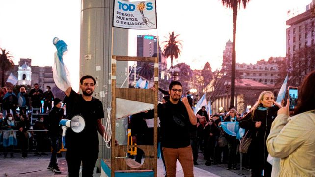 La horca que construyeron en la carpintería de Jonathan Morel y mostraron en un acto de Revolución Federal.