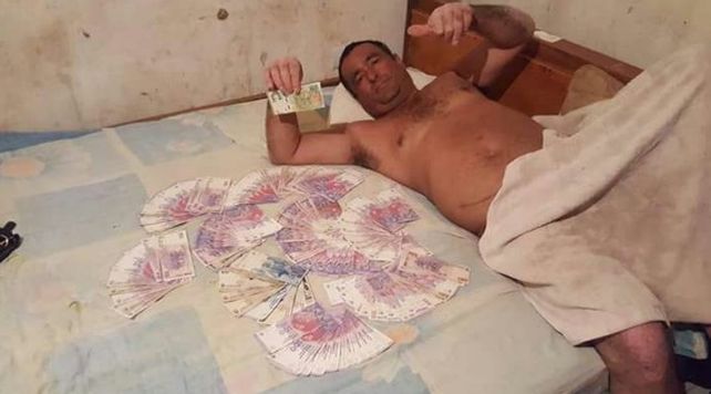 Concejal le contestó a detractores desnudo
