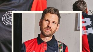 El bajista de Kaiser Chiefs, Simon Rix, la imagen del lanzamiento de la camiseta en homenaje a Marcelo Bielsa.