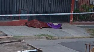 El cuerpo del ladrón que murió de un tiro disparado por un jubilado al que quiso robarle.