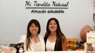 Noelia y Micaela Rozas en su tienda de Funes.