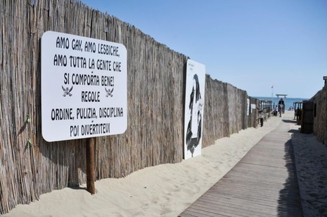 apología. Los carteles fascistas en la entrada de la playa de Chioggia.