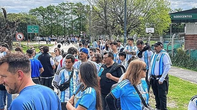Santafesinos, presentes en el Monumental para vivir la última noche de Messi con la Selección