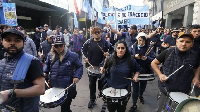 Una marcha de empleados de comercio en el marco del paro general contra el gobierno de Javier Milei.