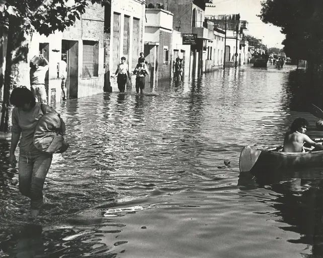 El traslado en canoa da cuenta del horror. 1986.