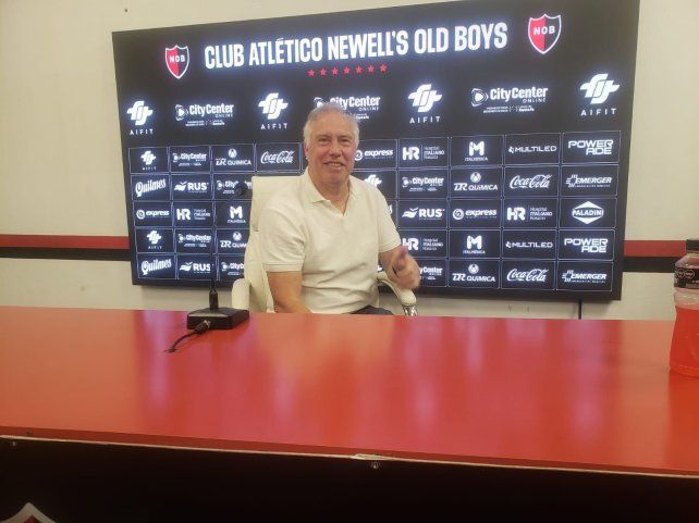 Roberto Sensini es la cara visible del fútbol de Newells. La idea es seguir activo en el mercado de pases.