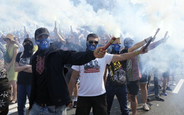 Activistas encienden bengalas durante una manifestación para celebrar el Día de la Independencia en Kiev, Ucrania, el martes 24 de agosto de 2021. Ucrania conmemora el 30 aniversario de su independencia.