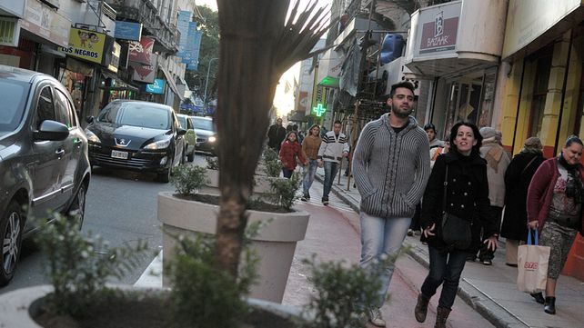 Los santafesinos ya se apropiaron de la remodelada calle Mendoza en el microcentro