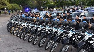 El acto de entrega de patrulleros y motos se realizó frente al Monumento a la Bandera.