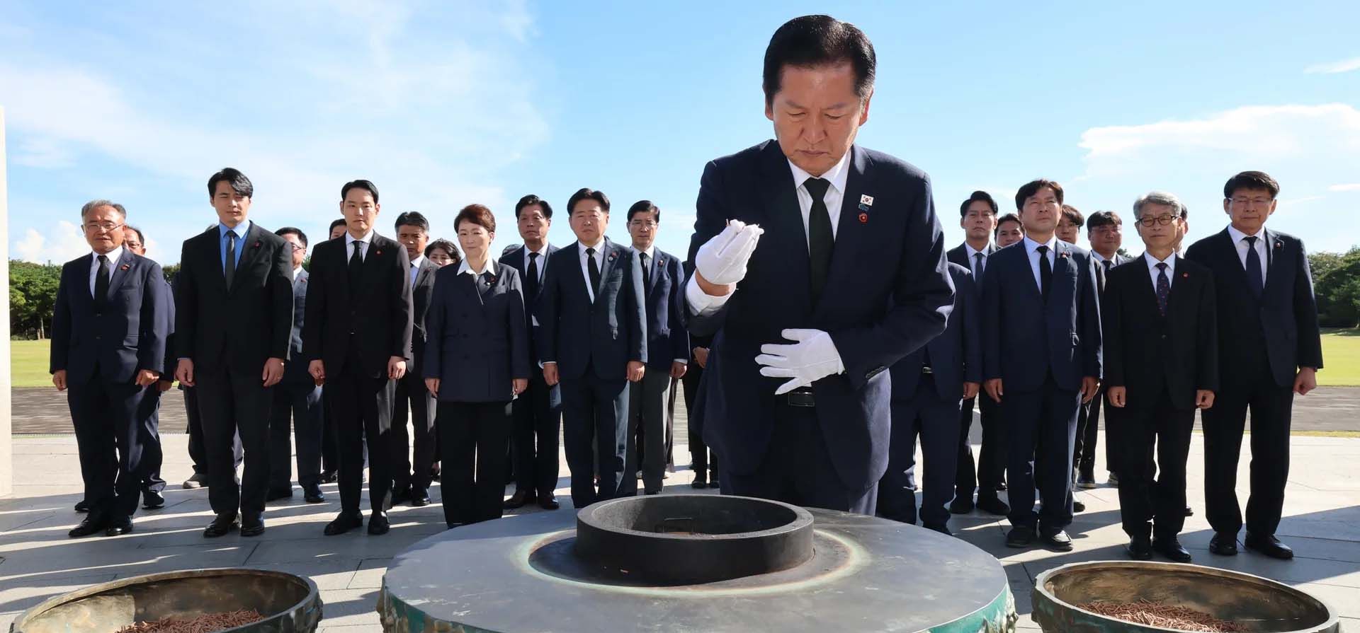 Jung Chung-rae, líder del principal partido democrático de la oposición, quema incienso en el Parque de la Paz durante un homenaje a las víctimas de una masacre de 1948-1954, Jeju, Corea del Sur. Fotografía: Yonhap/EPA Jung Chung-rae, líder del principal partido democrático de la oposición, quema incienso en el Parque de la Paz durante un homenaje a las víctimas de una masacre de 1948-1954, Jeju, Corea del Sur. Fotografía: Yonhap/EPA