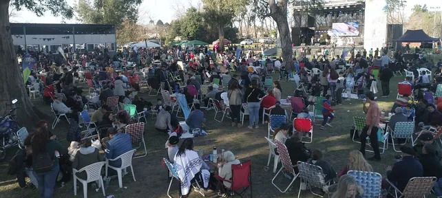 Ybarlucea se viste de celeste y blanco para celebrar el Día de la Bandera