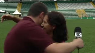La madre de uno de los jugadores de Chapecoense estaba dando una nota y terminó consolando al periodista