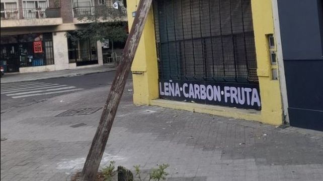 Los postes a punto de caer ponen en peligro la vida de vecinos y propiedades.