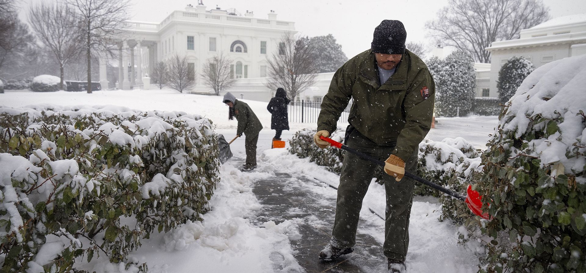 Trabajadores del Servicio de Parques Nacionales limpian un camino durante una tormenta invernal en la Casa Blanca, el lunes 6 de enero de 2025, en Washington. (Foto AP/Mark Schiefelbein) Trabajadores del Servicio de Parques Nacionales limpian un camino durante una tormenta invernal en la Casa Blanca, el lunes 6 de enero de 2025, en Washington. (Foto AP/Mark Schiefelbein)