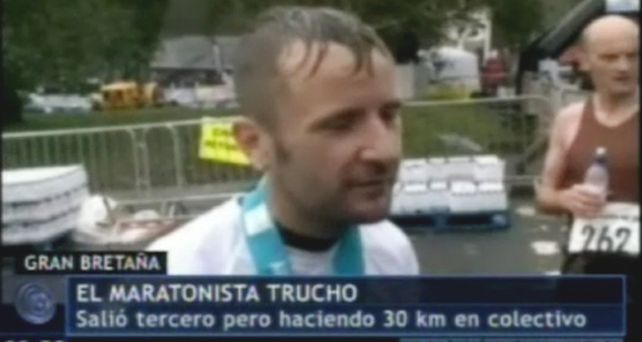 Un maratonista trucho termin&oacute; la carrera en colectivo y sali&oacute; tercero