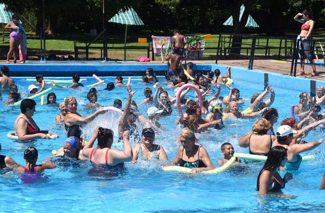 Las piletas municipales ofrecen diversas actividades en verano.