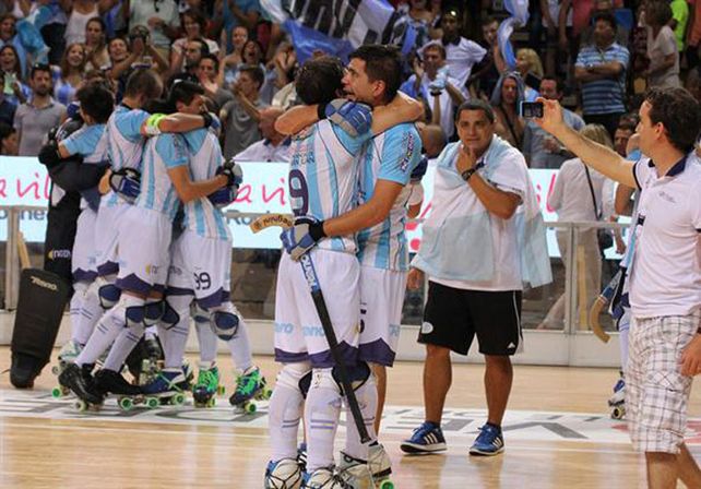 La emoción del festejo tras la consagración.  Foto: FEP