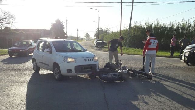 Monte Vera: un motociclista derrapó luego de chocar con un auto