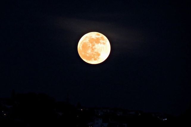 La Súper Luna de octubre brilló anoche con un tamaño más grande del habitual