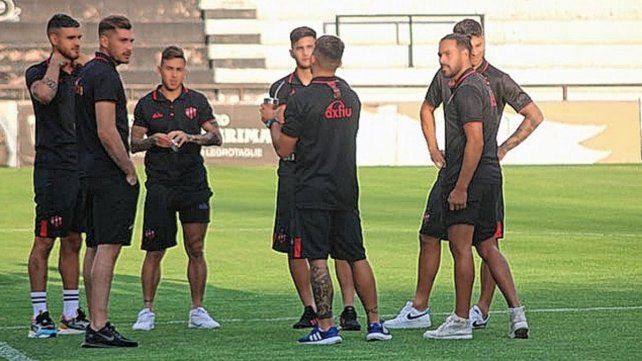 Los jugadores de Patronato reconociendo el campo de juego del estadio Juan Pasquale
