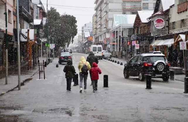 La nieve llegó a la cordillera y cubrió de un manto blanco a la ciudad de Bariloche
