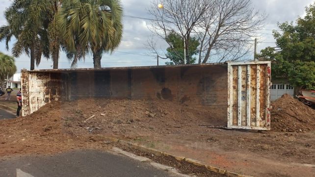 Un camión que descargaba tierra para el cantero central de avenida Ramírez norte
