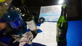 Las botellas con combustible secuestradas a los detenidos junto con las notas amenazantes.