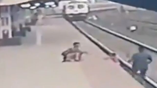 Video: trabajador ferroviario rescató a un nene a punto de ser arrollado por un tren
