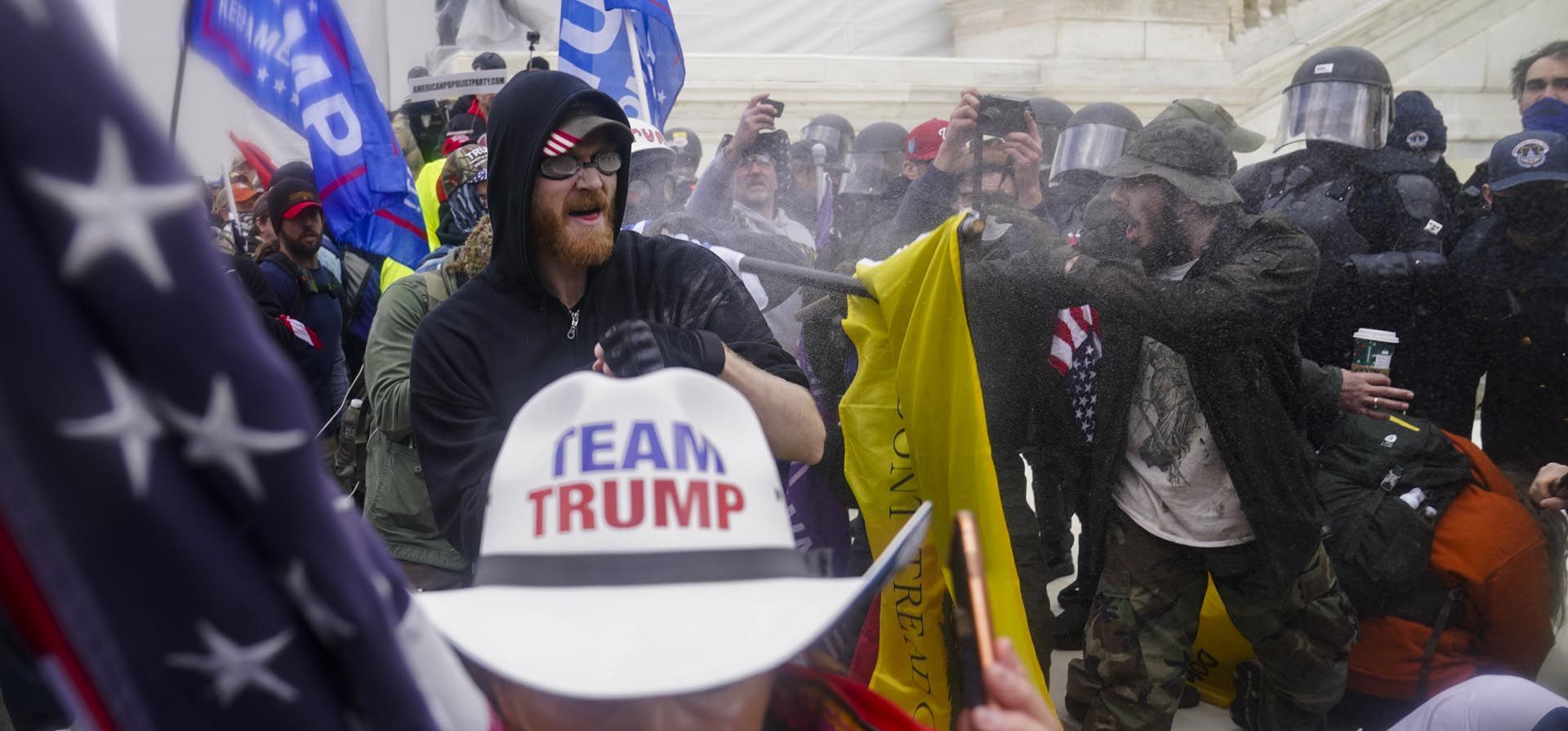 Partidarios de Trump intentan atravesar una barrera policial, el miércoles 6 de enero de 2021 en el Capitolio en Washington.