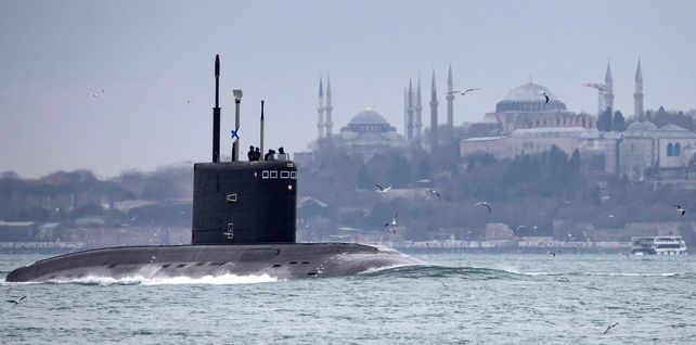 Estanbul, Turquía. El submarino naval ruso Rostov-on-Don navega en el Bósforo frente a la Mezquita Azul y Hagia Sophia en medio de las tensiones entre Rusia y Ucrania.
